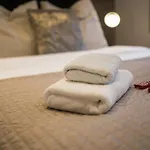 5-Star Luxury, Secret Harry Potter Room & Garden!
